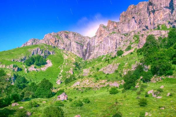 Gece boyunca Balkanlar 'ın orta kesimindeki parkta Raisko Praskalo şelalesi, Bulgari