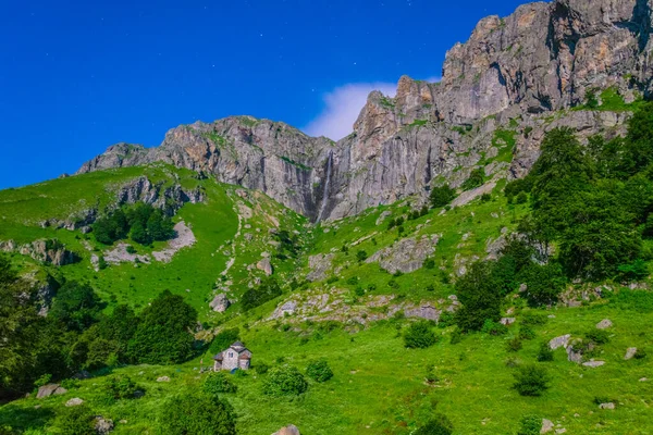 Gece boyunca Balkanlar 'ın orta kesimindeki parkta Raisko Praskalo şelalesi, Bulgari