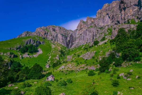 Gece boyunca Balkanlar 'ın orta kesimindeki parkta Raisko Praskalo şelalesi, Bulgari