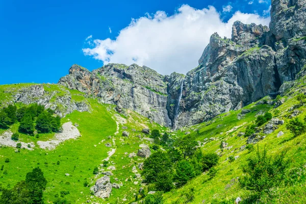 Raisko Praskalo Şelalesi Balkanlar 'ın orta kesimindeki Bulgari Milli Parkı' nda.