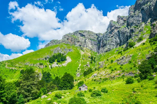 Raisko Praskalo Şelalesi Balkanlar 'ın orta kesimindeki Bulgari Milli Parkı' nda.