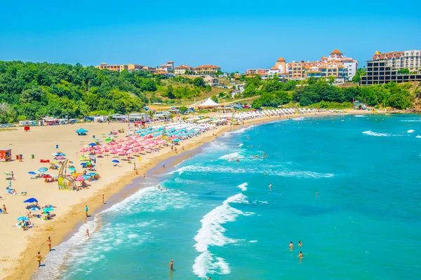 Bulgaristan 'ın Sinemorets kenti yakınlarındaki Butamyata plajında insanlar güneşli bir günün tadını çıkarıyor