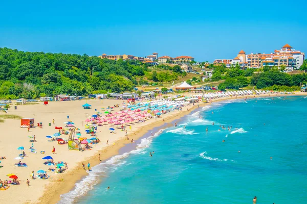 Bulgaristan 'ın Sinemorets kenti yakınlarındaki Butamyata plajında insanlar güneşli bir günün tadını çıkarıyor