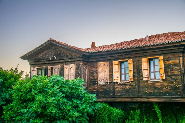 Bulgaristan 'ın Sozopol sahilinde güneş altında geleneksel bir ev