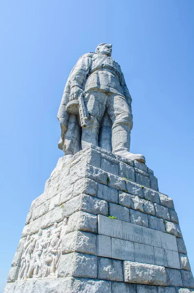 İspanya 'nın Plovdiv kentindeki Bunarjik Tepesi' nin tepesinde yer alan Sovyet askerinin heykeline Alyosha denir..
