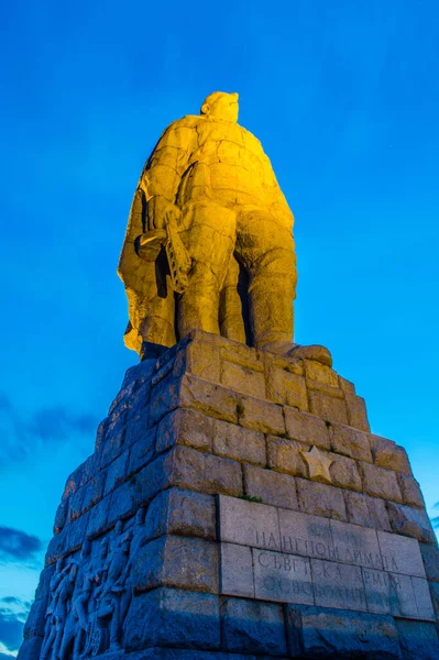İspanya 'nın Plovdiv kentindeki Bunarjik Tepesi' nin tepesinde yer alan Sovyet askerinin heykeline Alyosha denir..
