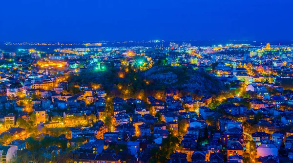 Tepenin tepesinden alınan aydınlanmış Bulgar şehir plâvdiv 'i üzerinde gece görüşü.