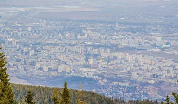 İspanya 'nın başkenti Sofia' nın Vitosha Dağı 'nın tepesinden çekilmiş havadan görüntüsü..