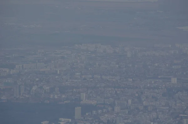 从Vitosha山顶拍摄到的贪得无厌的首都索菲亚的航空图 — 图库照片
