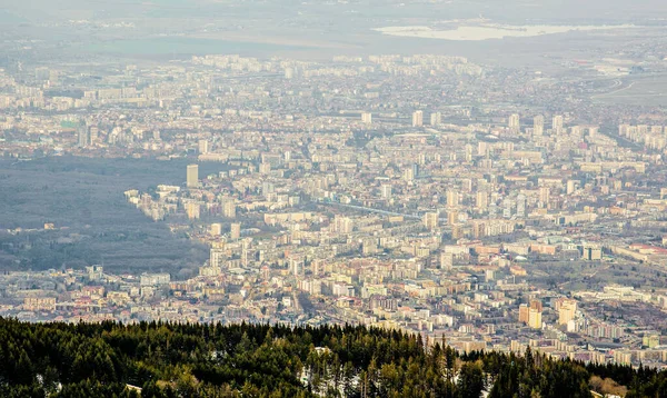 İspanya 'nın başkenti Sofia' nın Vitosha Dağı 'nın tepesinden çekilmiş havadan görüntüsü..