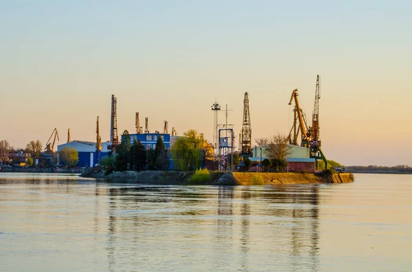 Bulgaristan 'ın liman kasabasındaki Tuna Nehri kıyısında büyük sanayi limanı oyunu.