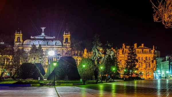 Bulgaristan 'ın Ruse kentindeki aydınlık ana meydanın gece manzarası. Rusçuk (Rousse olarak da bilinir), 149 bin nüfusuyla Bulgaristan 'ın beşinci büyük kentidir (2011).).