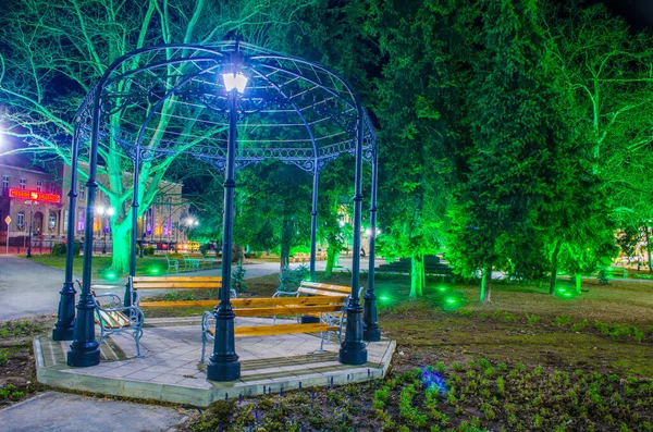 Bulgar kasabasının merkezindeki aydınlık parkın gece görüşü - rousse.