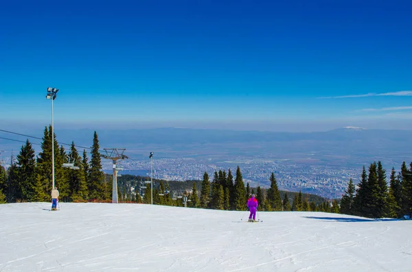 Vitosha dağı, İspanya 'nın başkenti Sofya' nın yanında yer alır ve her kış ünlü bir kayak merkezi haline gelir ve birçok kayakçı kayak yapmak için asansör kullanır..