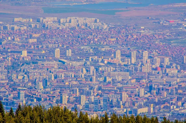 Bulgar sermaye havadan görünümü olan burası yürüyüşçüler için kayakçı ve yaz sırasında kış aylarında vitosha dağın tepesine alınan sofia.