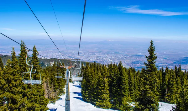 Vitosha dağı, İspanya 'nın başkenti Sofya' nın yanında yer alır ve her kış ünlü bir kayak merkezi haline gelir ve birçok kayakçı kayak yapmak için asansör kullanır..