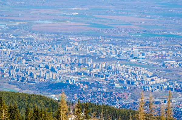 Bulgar sermaye havadan görünümü olan burası yürüyüşçüler için kayakçı ve yaz sırasında kış aylarında vitosha dağın tepesine alınan sofia.