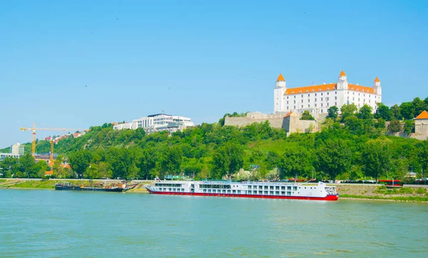 Vista Del Castillo Bratislava Situado Una Colina Junto Río Danubio — Foto de Stock