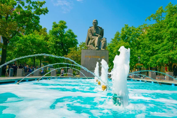 Pavol Orszagh Hviezdoslav heykeli Slovakya başkenti Bratislava 'da bir çeşme ile