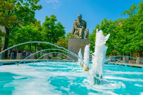 Pavol Orszagh Hviezdoslav heykeli Slovakya başkenti Bratislava 'da bir çeşme ile
