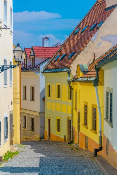 Slovakya 'nın Bratislava kentindeki dar bir caddenin manzarası