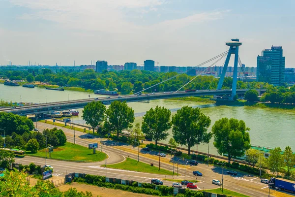 Bratislava, Slovakya 'daki SNP köprüsünün hava görüntüsü