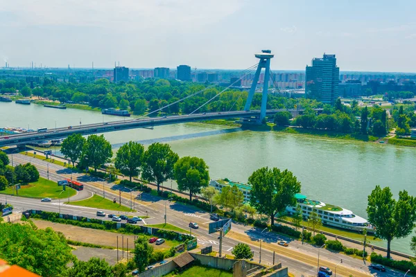 Bratislava, Slovakya 'daki SNP köprüsünün hava görüntüsü