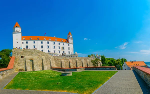 Vista Para Castelo Bratislava Situado Numa Colina Junto Rio Danúbio — Fotografia de Stock