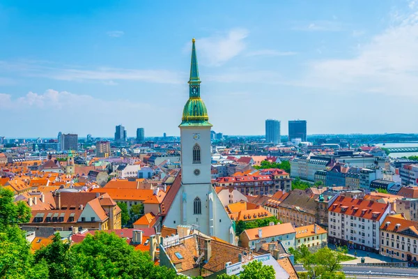 Bratislava, Slovakya 'daki Aziz Martin Katedrali' nin havadan görünüşü
