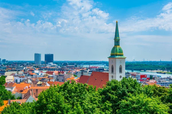 Bratislava, Slovakya 'daki Aziz Martin Katedrali' nin havadan görünüşü