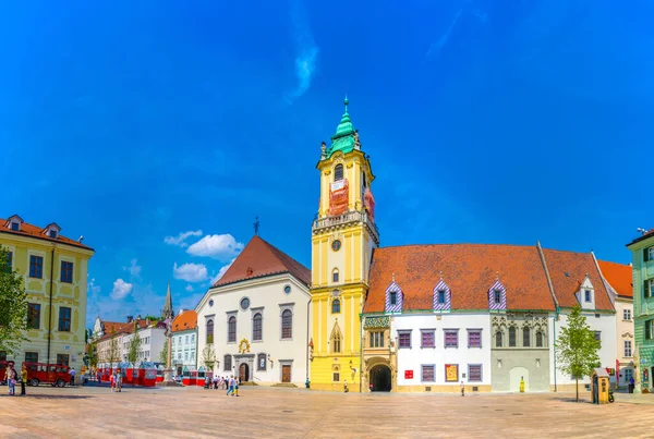 İnsanlar Bratislava 'nın ana meydanındaki belediye binasının önünde geziniyorlar (hlavne name mestie)