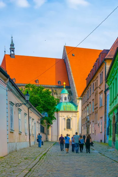 俯瞰斯洛伐克布拉迪斯拉发老城的一条狭窄街道 — 图库照片