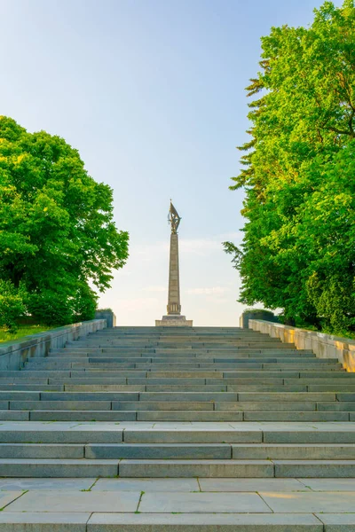 Treppe Zum Slawischen Soldatenfriedhof Bratislava Mit Einem Denkmal Für Die — Stockfoto