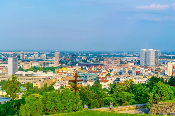 Slovakya başkentinin hava manzarası Köle Tepesi 'nden alınan bratislava