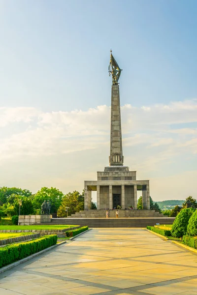Bratislava, Slovakya 'daki köle askeri mezarlığında bulunan Sovyet ordusunun bir anıtı.