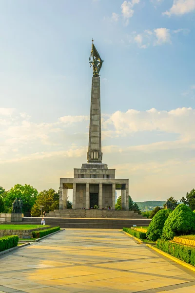 Bratislava, Slovakya 'daki köle askeri mezarlığında bulunan Sovyet ordusunun bir anıtı.