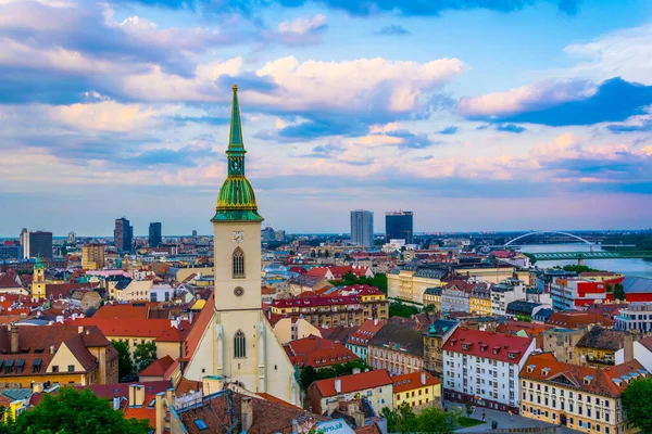 Bratislava, Slovakya 'daki Aziz Martin Katedrali' nin havadan görünüşü