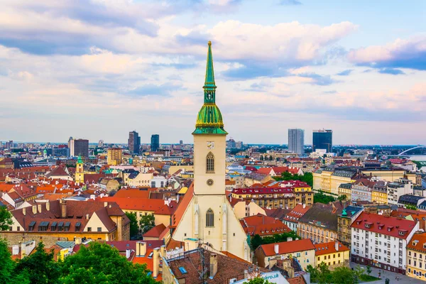 Bratislava, Slovakya 'daki Aziz Martin Katedrali' nin havadan görünüşü