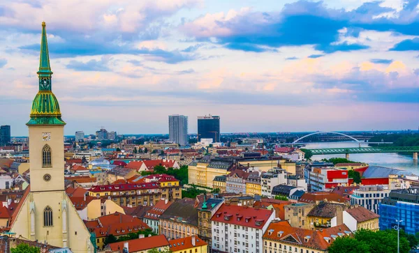 Bratislava, Slovakya 'daki Aziz Martin Katedrali' nin havadan görünüşü