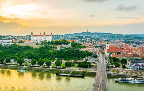 Bratislava 'nın Kale, Saint Martin Katedrali ve Sunset' teki Eski Şehir 'deki panoramik görüntüsü