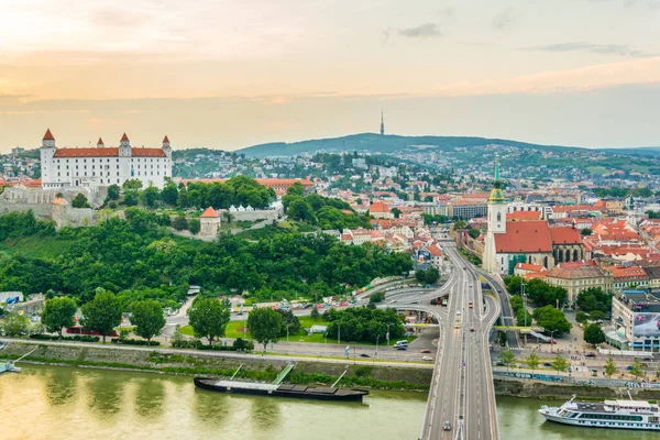 Bratislava 'nın Kale, Saint Martin Katedrali ve Sunset' teki Eski Şehir 'deki panoramik görüntüsü