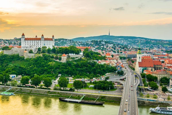 Bratislava 'nın Kale, Saint Martin Katedrali ve Sunset' teki Eski Şehir 'deki panoramik görüntüsü