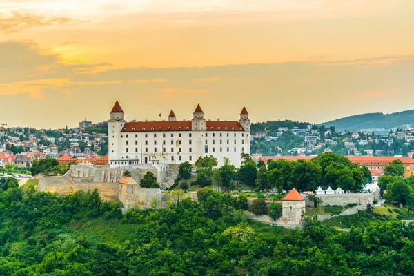 Bratislava Kalesi üzerinde gün batımı, Slovakya