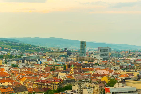 Gün batımında Slovakya başkenti Bratislava 'nın hava manzarası