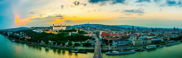 Bratislava 'nın Kale, Saint Martin Katedrali ve Sunset' teki Eski Şehir 'deki panoramik görüntüsü