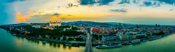 Bratislava 'nın Kale, Saint Martin Katedrali ve Sunset' teki Eski Şehir 'deki panoramik görüntüsü