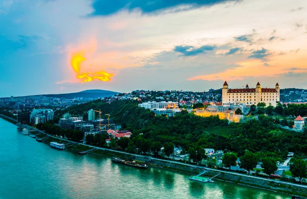 Bratislava Kalesi üzerinde gün batımı, Slovakya