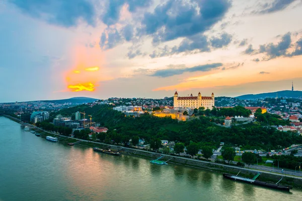 Bratislava Kalesi üzerinde gün batımı, Slovakya