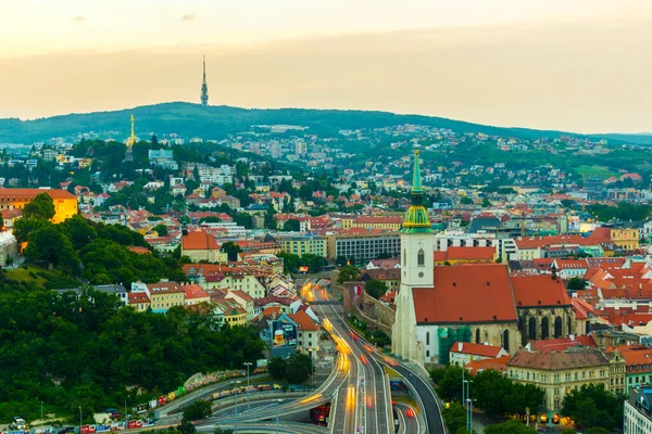Günbatımında Bratislava, Slovakya 'daki Aziz Martin Katedrali' nin hava manzarası