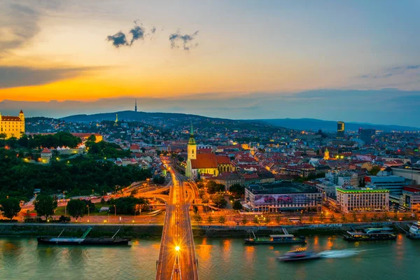 Bratislava 'nın Kale, Saint Martin Katedrali ve Sunset' teki Eski Şehir 'deki panoramik görüntüsü